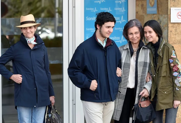 En el 2018, todavía tímida, junto a su abuela la reina Sofía y a su hermano, en una visita hospitalaria al rey Juan Carlos.