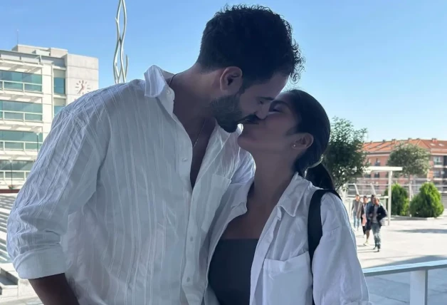 Isa Pantoja y Asraf dándose un beso