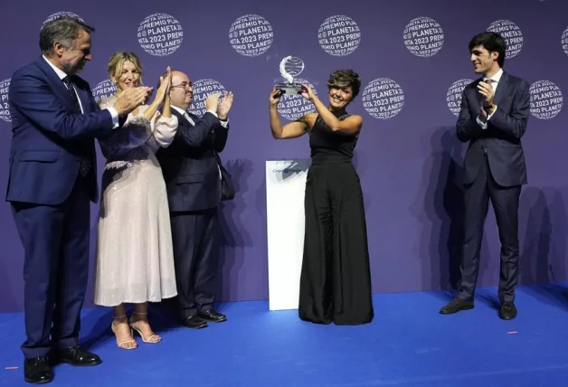 Sonsoles Ónega recibiendo el Premio Planeta.