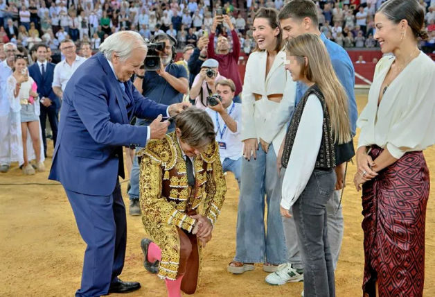 Manuel Díaz con su padre, su mujer y sus hijos en su retirada