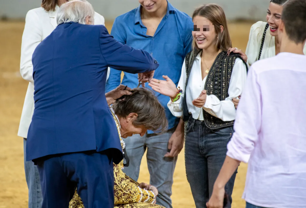 Manuel Díaz con su padre, su mujer y sus hijos en su retirada