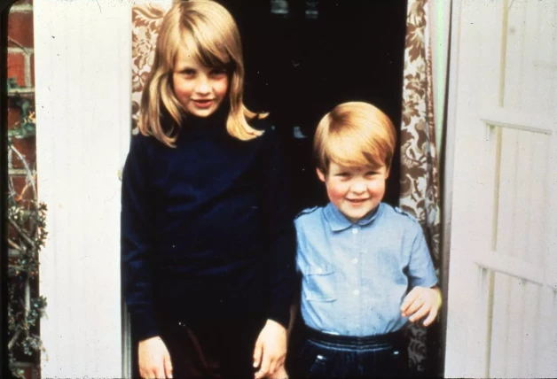 Lady Di, de niña junto a su hermano.