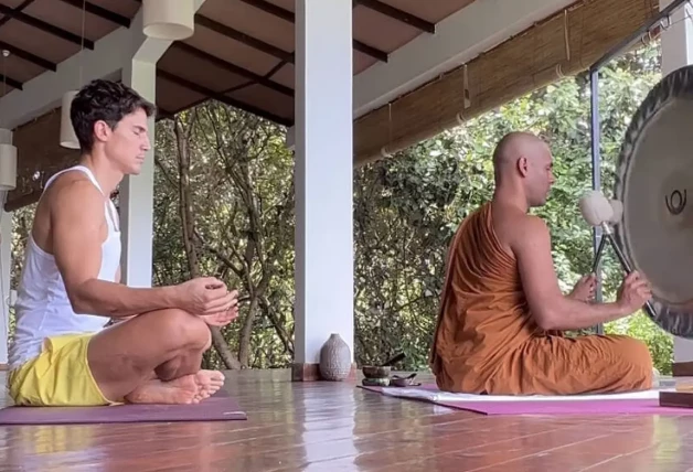 Álex meditando.