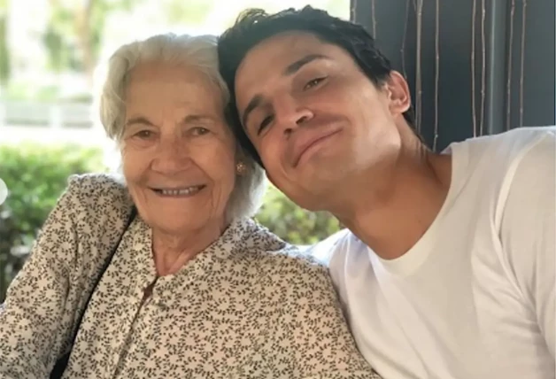 Álex González con su abuela