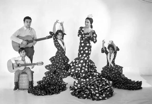 Una imagen que puede verse en la exposición de la Biblioteca Nacional, con Lola, su esposo y sus tres hijos, Antonio, Lolita y, derecha, Rosario.