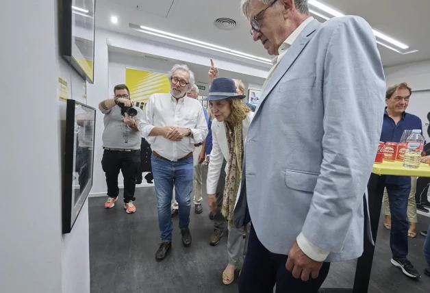 A la inauguración de la exposición “Familia real, familia del rey” asistió, por sorpresa, la infanta Elena.