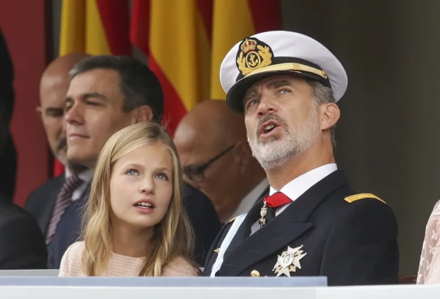 Leonor está aprendiendo el "oficio" de su padre, el rey Felipe.