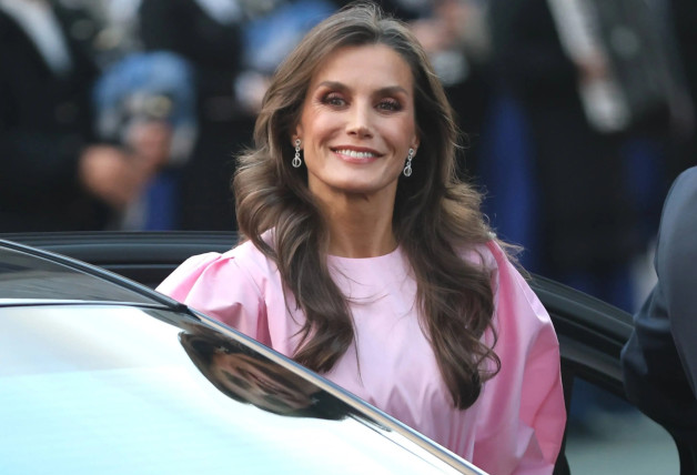 Letizia vestido de rosa por el dia del cáncer de mama