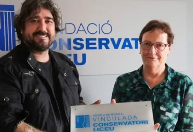 Antonio Orozco en una imagen con el conservatorio Liceu de Barcelona