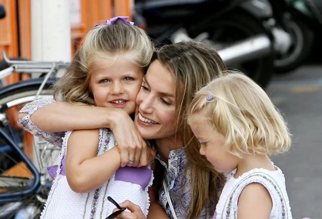 La princesa Leonor con su madre la reina Letizia y la infanta Sofía.