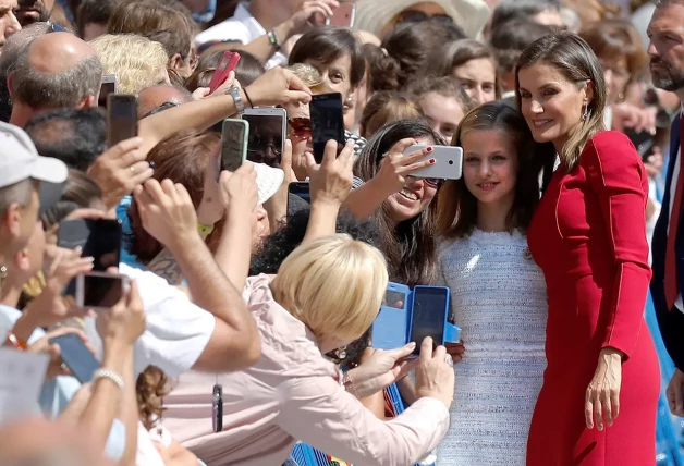 Amabilidad y paciencia son dos virtudes imprescindibles para una princesa en la era de los selfis y Leonor ha demostrado tenerlas ya interiorizadas.