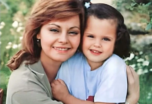 Shaila Dúrcal con su madre cuando era una niña.