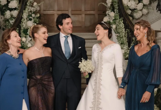 El día de la boda de Íñigo y Tamara, posando también con su madre y su hija Alejandra.