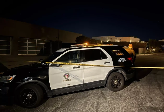 Fotografía de policías a los alrededores de la casa del actor de la serie "Friends" Matthew Perry, hoy en Los Ángeles (EE. UU).