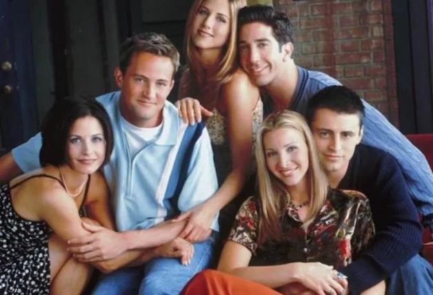 Matthew Perry (segundo a la izquierda) con sus compañerps de Friends.