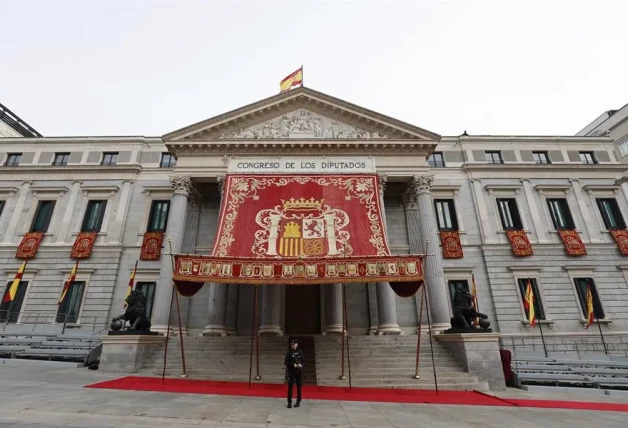 Un policía vigila a las puertas del Congreso de los Diputados, este martes, listo para recibir a Leonor de Borbón