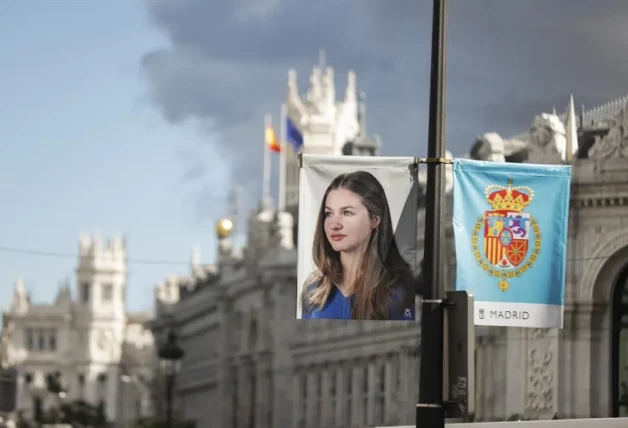 Banderas con la imagen de la Princesa Leonor y el escudo de armas de la princesa de Asturias en Madrid.