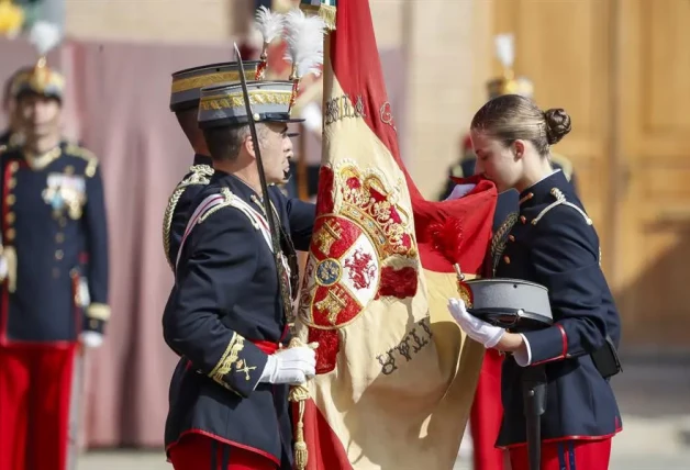 Banderas con la imagen de la Princesa Leonor y el escudo de armas de la princesa de Asturias en Madrid.