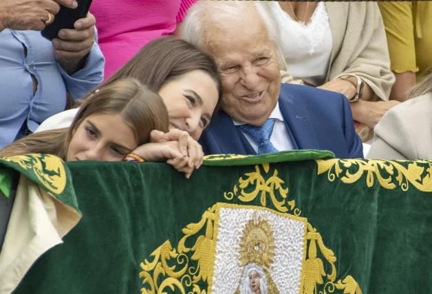 Un cariñoso gesto entre Alba Díaz y su abuelo paterno mientras presenciaban la última
corrida de Díaz.