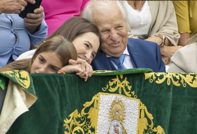 Un cariñoso gesto entre Alba Díaz y su abuelo paterno mientras presenciaban la última
corrida de Díaz.