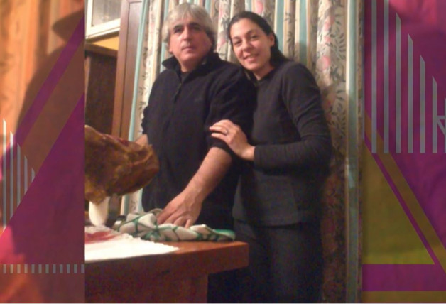 Juan Pantoja y su pareja, Romina, en la cocina de la finca de Isabel Pantoja.