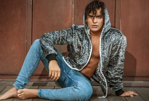 Alejandro Reyes, posando como modelo.