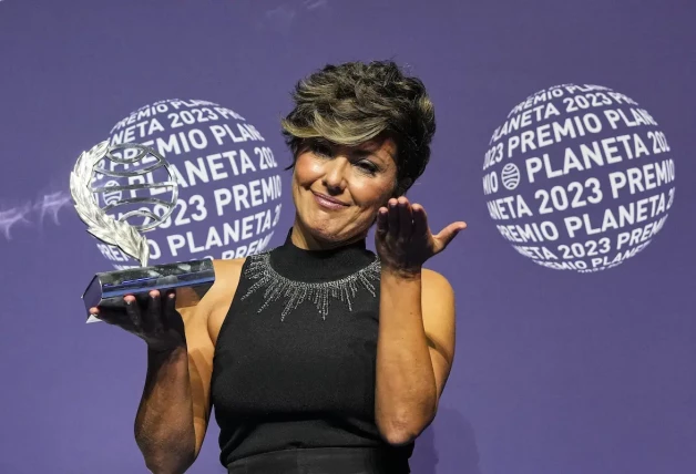 Sonsoles Ónega recibiendo el premio Planeta.