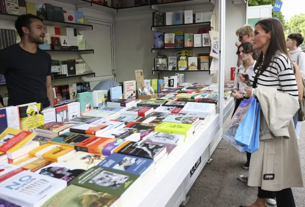 La reina Letizia ha visitado por sorpresa la Feria del Libro de Madrid