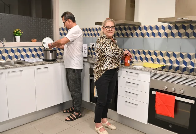 Luis y Emi en la cocina, que comparten todos.