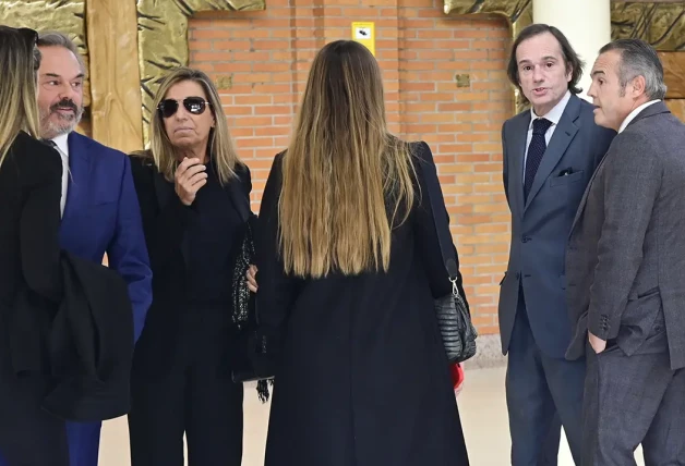 Hijos de Fernández Tapias en su funeral.