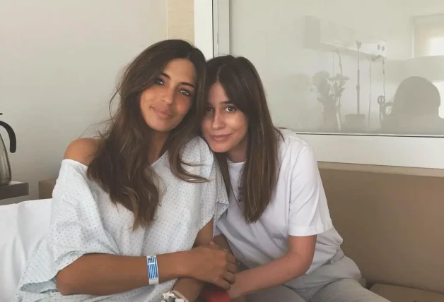 Sara Carbonero con Isabel Jiménez en el hospital durante uno de sus ingresos.