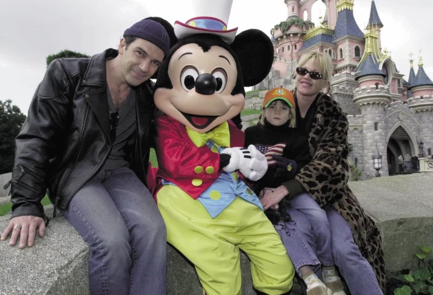 Antonio Banderas y Melanie Griffith, junto a Stella del Carmen, en un viaje a Disneyland Paris