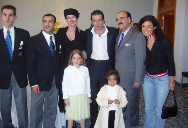 Los actores junto a su hija en el Hotel Beatriz Palace de Funegirola.