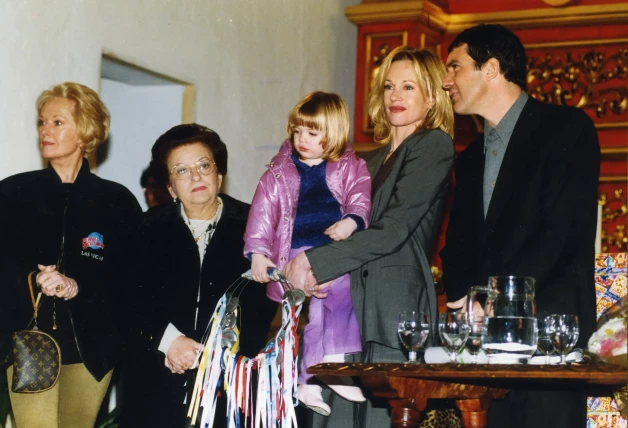 Una pequeña Stella, junto a sus padres y sus abuelas, Tippi Hedren y Ana Banderas