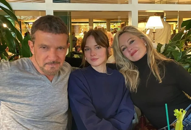 Antonio Banderas y Melanie Grittith, presumiendo de buena relación junto a su hija.