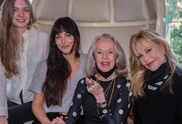 Stella del Carmen junto a Dakota Johnson, Tippi Hedren y Melanie Gtiffith