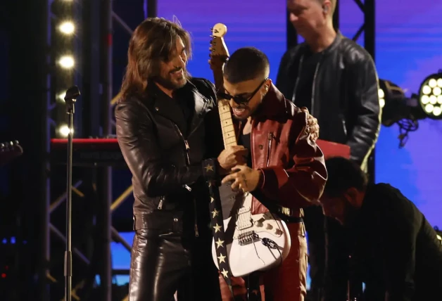 El colombiano Juanes y el portorriqueño Rauw Alejandro durante su actuación en la gala anual de los Latin Grammy, celebrada este jueves en Sevilla