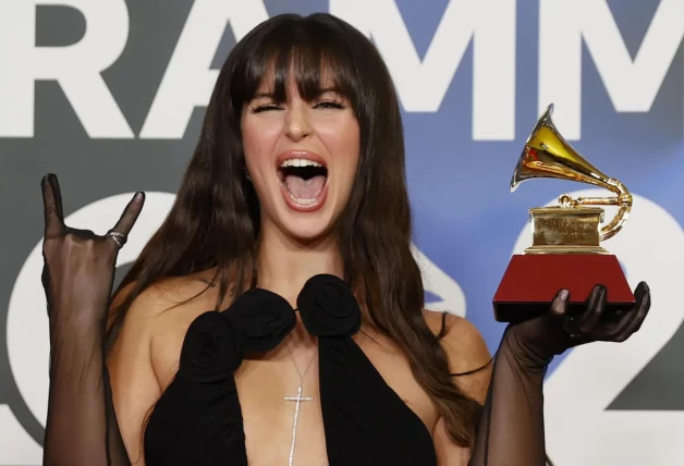 La cantante argentina Nathy Peluso con el Grammy a Mejor video musical versión corta por el videoclip de “Estás buenísimo”, durante la gala anual de los Latin Grammy 2023.