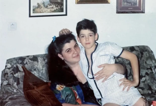 Miguel Ángel, de niño, con su madre, que lo tuvo con 19 años.