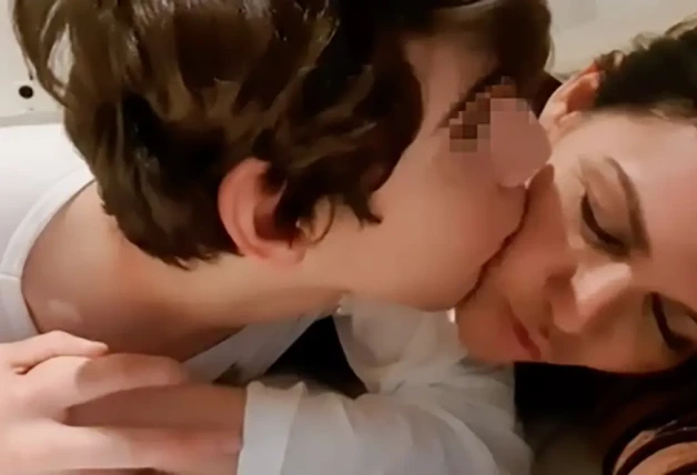 Kike Osborne besando a Fabiola Martinez.