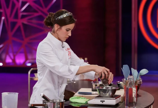 Laura preparando su plato final.