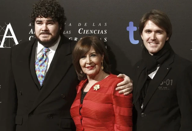 Concha Velasco en un photocall con sus hijos