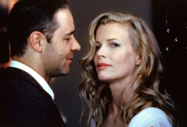 Kim Basinger con Russell Crowe en una secuencia de 'L.A. Confidencia', filme por el que ganó un Oscar.