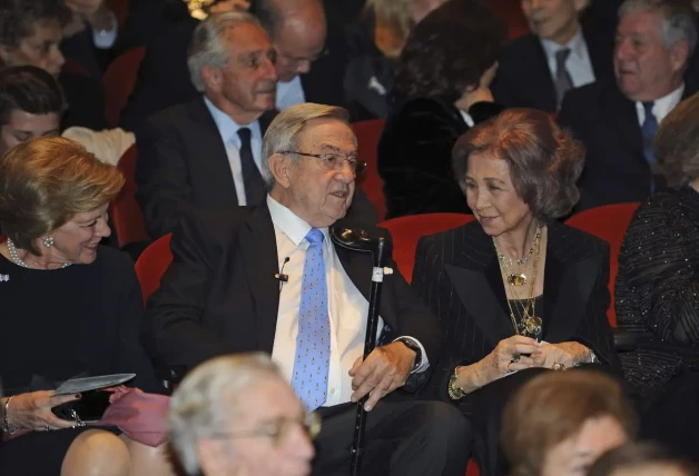 La reina Sofía conversando con su hermano Constantino, último rey de Grecia, y la esposa de éste, Ana María de Dinamarca, en la Biblioteca de Yenadio, en Atenas, donde asistieron en 2014 a la proyección de un documental sobre la vida del rey Pablo I, de cuyo fallecimiento se cumplían 50 años.