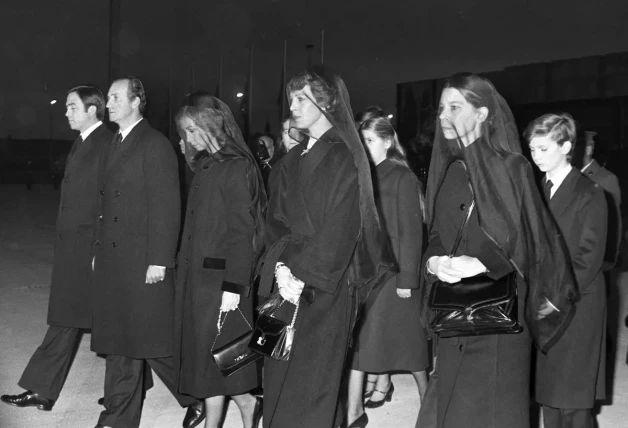 Los restos mortales de la Reina Federica saliendo rumbo a Atenas, para ser inhumados en el panteón real de Tatoi. El séquito estaba formado por los Reyes de España, las infantas Elena y Cristina, el príncipe Felipe, Irene de Grecia, Constantino de Grecia, su esposa Ana María y sus hijos Alexia, Pablo y Nicolás.