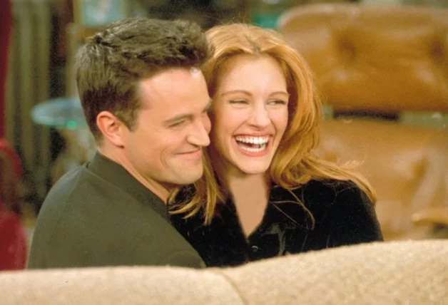 Julia Roberts y Matthew Perry, en 'Friends'.