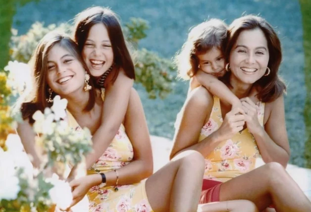 Isabel Preysler posando con sus hijas.