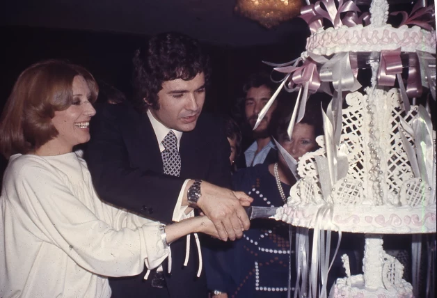 Concha Velasco cortando la tarta de su boda con Paco Marsó.