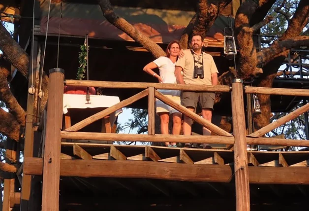 Samantha Vallejo-Nágera con su marido alojados en una cabaña en un árbol en África.