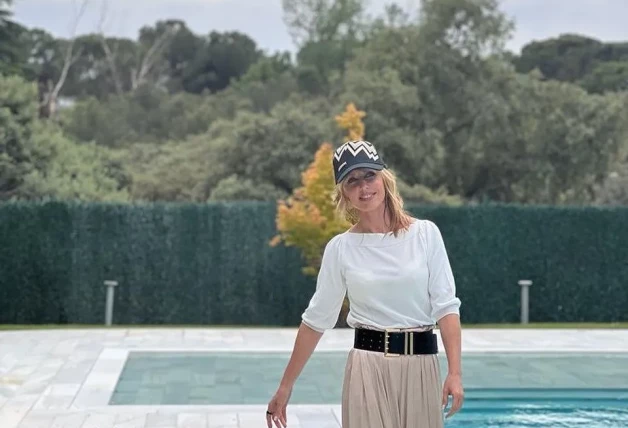 Emma García en la piscina de su casa de La Moraleja.